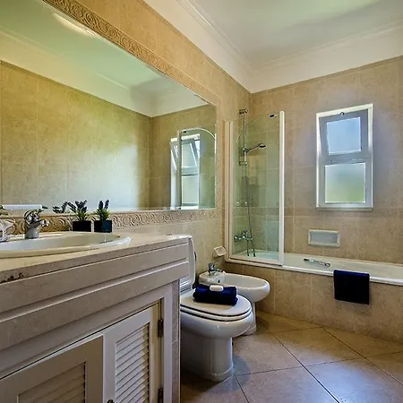 Luz Casas- 44 Fairview Village Boavista *